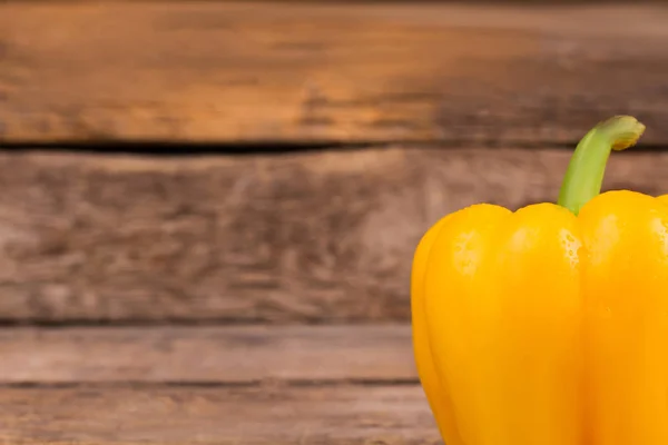 Желтый перец на деревянном фоне . — стоковое фото
