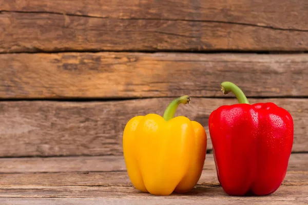 Pimentos de sino coloridos saudáveis no fundo de madeira . — Fotografia de Stock