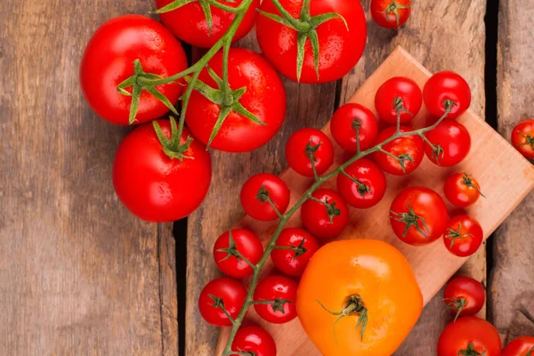 Demet küçük ve büyük domates, üstten görünüm.