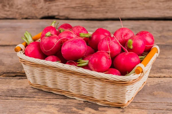 Retângulo perverso banhado com rabanetes rosa maduros . — Fotografia de Stock