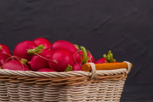 Rabanetes vermelhos na cesta . — Fotografia de Stock