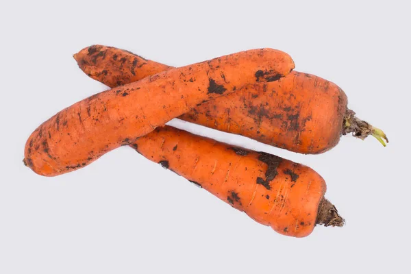 Haufen roher, orangefarbener, schmutziger Karotten. — Stockfoto