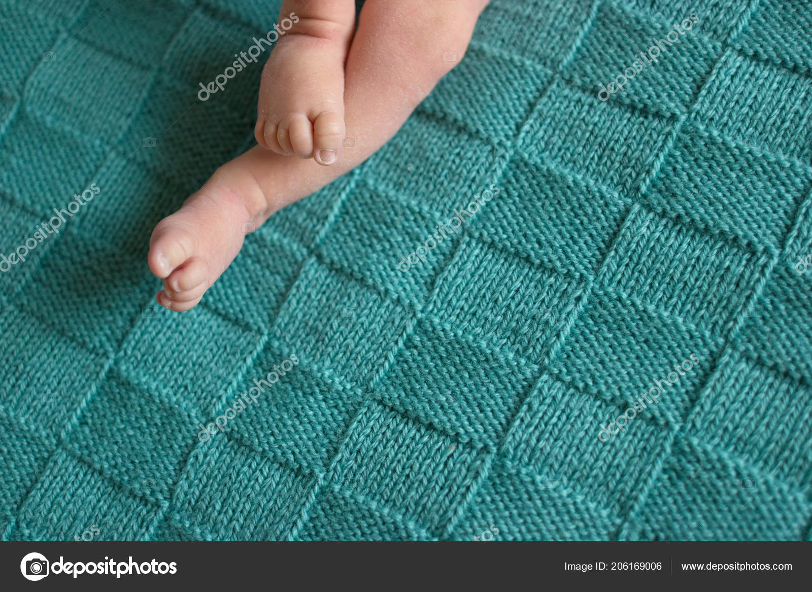 Newborn baby feet. — Stock Photo © Denisfilm 206169006
