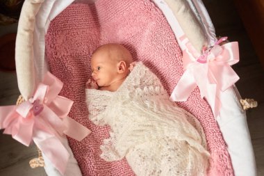 Yeni doğan bebek kız bebek arabası içinde sürpriz görünüyor.