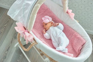 Ayaklı pijama şirin yeni doğan bebek kız.