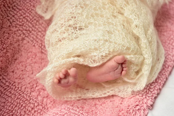 Újszülött láb csomagolva gyapjú takaró. — Stock Fotó