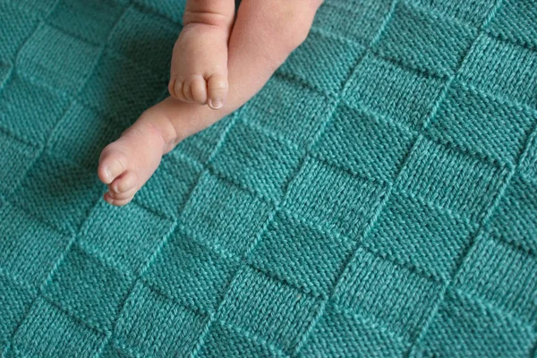 Yeni doğan bebek ayaklar.