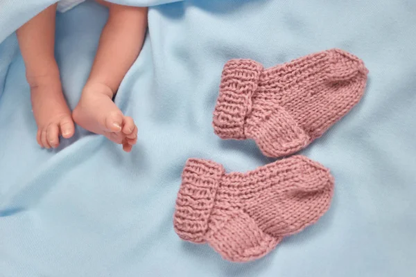 Маленькие ножки новорожденного и теплые шерстяные носки . — стоковое фото