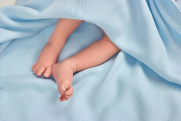 Ноги новорожденного мальчика . — стоковое фото