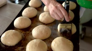 Kadın fırıncı ile sarısı hamur fırçalama.