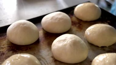 Ekmek çörekler hazırlanması.
