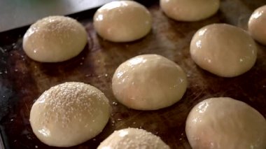 Cook susam ile buns sprinkles.