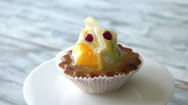 Krema ve meyve ile tanımlama bilgisi.