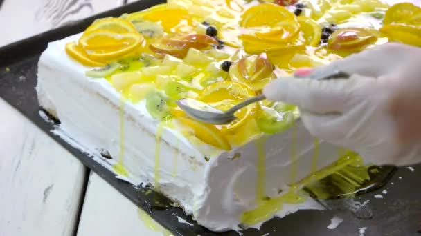 Decoración de pasteles en la cocina del restaurante . — Vídeo de stock