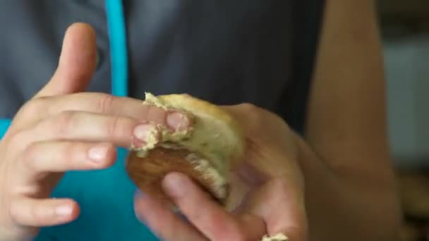 Mãos de padeiro feminino enchendo biscoito com creme . — Vídeo de Stock