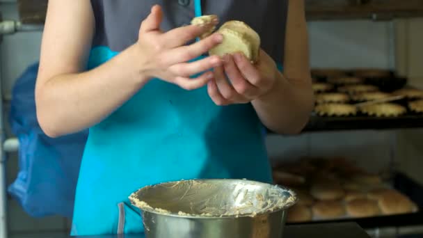 Trabajadora haciendo galletas en panadería . — Vídeos de Stock