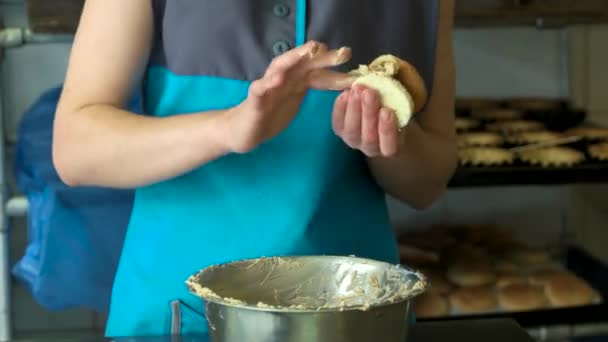 Γυναίκα εφαρμογή κρέμας σε τραγανό μπισκότο. — Αρχείο Βίντεο