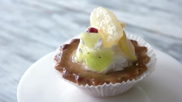 Tartaleta de corteza corta con crema y frutas . — Vídeo de stock