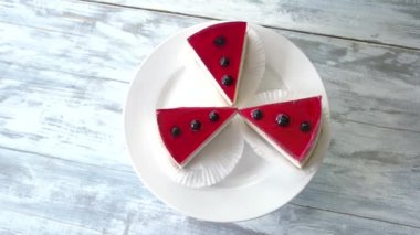 Peynirli kek plaka, üstten görünüm.