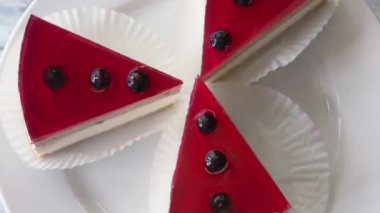 Mascarpone köpüğü ile peynir pasta.