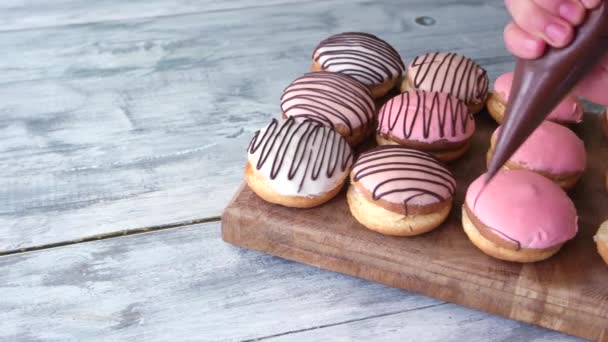 Verter chocolate negro en las galletas . — Vídeos de Stock