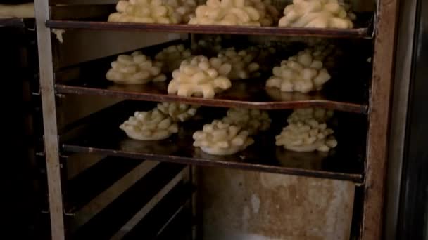 Kuchař, uvedení Syrové těsto na na výrobu stojanu. — Stock video