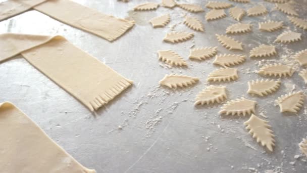 Panadero cortar galletas de masa . — Vídeos de Stock