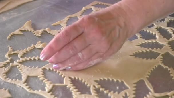 Пекарь режет печенье ножом для печенья . — стоковое видео