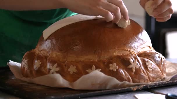 Voorbereiding van ronde brood bij de vervaardiging. — Stockvideo