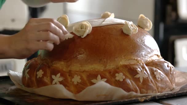 Hochzeitsbrotdekoration beim Bäcker. — Stockvideo