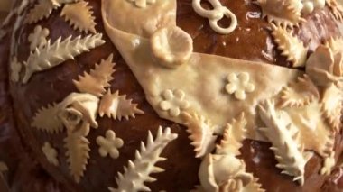 Düğün töreni için dekore edilmiş ekmek yakın çekim.