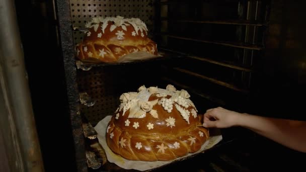 Dwa zdobione ślubna chleb. — Wideo stockowe