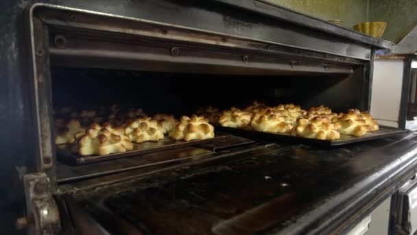 La cocción de los productos de masa en el horno en la panadería — Vídeos de Stock