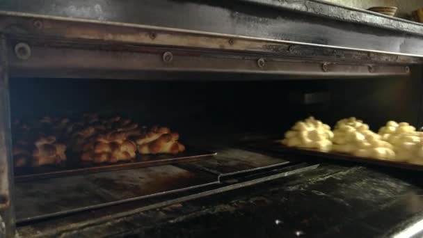 Los pasteles se hornean en el horno en la panadería . — Vídeo de stock