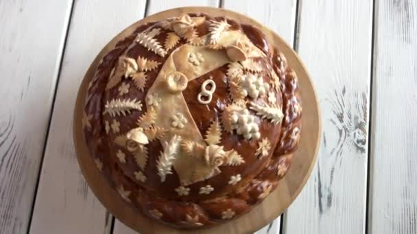 Pan decorado sobre tablas de madera . — Vídeo de stock