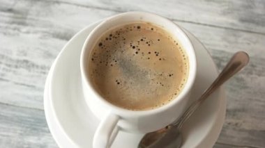 Kahve fincanı ahşap masada..