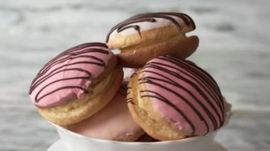 Yuvarlak sırlı Çerezler ile kase.