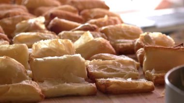 Puffs krema pastanede doldurma ile.