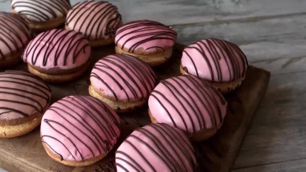 Galletas acristaladas sobre tabla marrón . — Vídeos de Stock