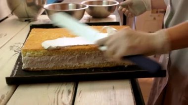 Baker beyaz krema kek üzerine uygulama.