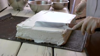 Pasta krema ile kapsayan Baker.