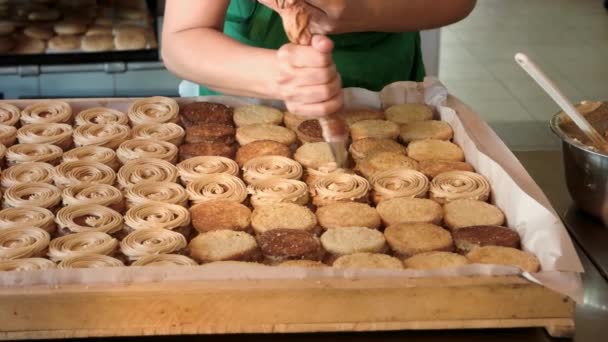 Şekerci bisküvileri lezzetli kremayla dekore ediyor.. — Stok video