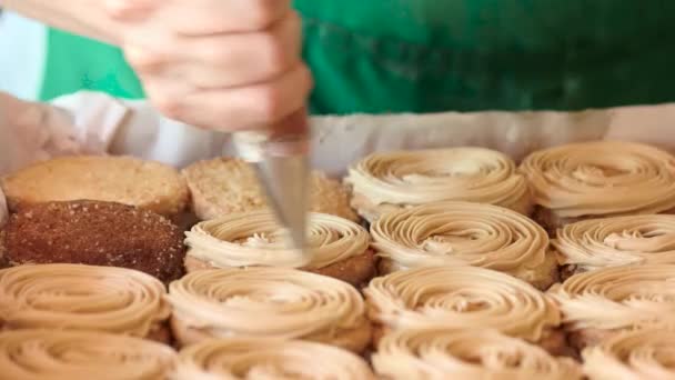 Κλείστε το χέρι που καλύπτουν μπισκότα με κρέμα. — Αρχείο Βίντεο