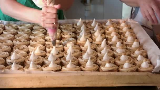 Lavoratore che applica la crema a biscotti a pasticceria . — Video Stock