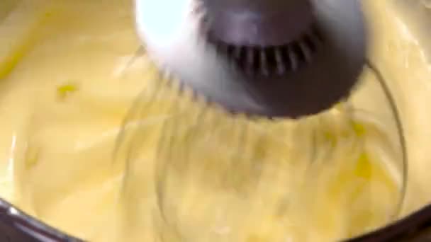 Fouetter les jaunes d'œufs avec du sucre .