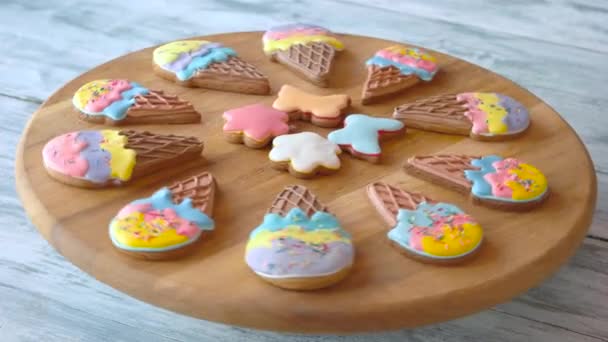 美味的糕点与五颜六色的釉 木制木板上的饼干 从健康的成分烘焙 — 图库视频影像