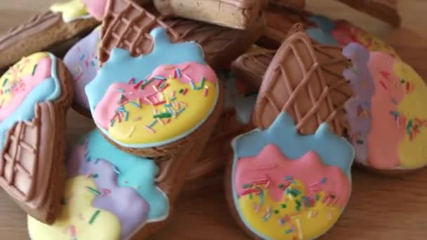 Hoop van geglazuurde cookies close-up. — Stockvideo