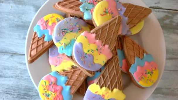 Deska s zmrzlina kužel cookies. — Stock video