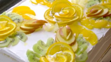 Meyve ile dekore edilmiş beyaz nefis pasta.