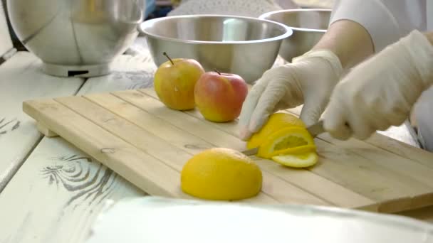 Chef in guanti affettare limone . — Video Stock